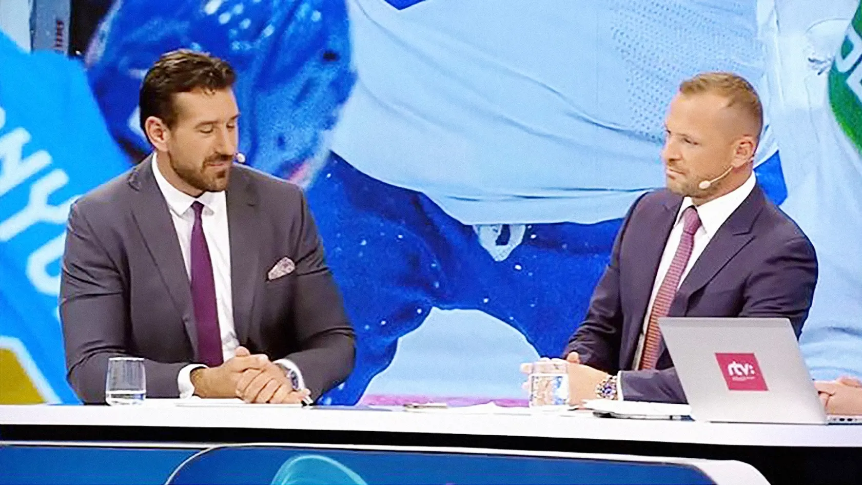 V TELEVÍZII STÁLE V TOM ISTOM
Poverčivý Marián Gáborík moderoval v rovnakom tmavom obleku, bielej košeli a bordovej kravate niekoľko zápasov. Myslel si, že tým našim hokejistom pomôže.