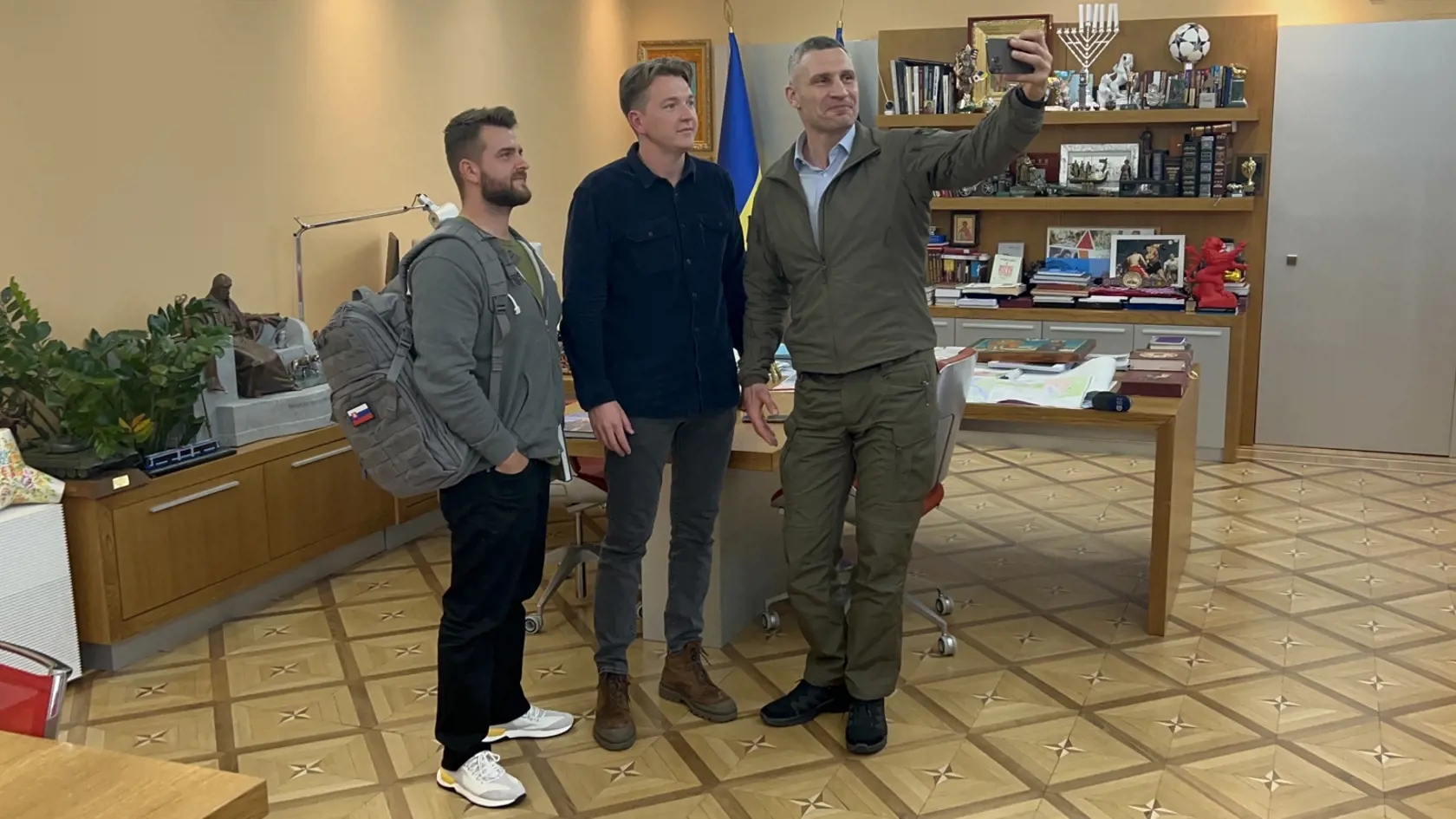 Kyjev, hlavné mesto Ukrajiny, začne využívať na komunikáciu so svojimi obyvateľmi modernú online platformu zo Slovenska. Na snímke primátor Kyjeva Vitalij Kličko a spoluzakladateľ slovenského startupu Simplicity, Andrej Krúpa.