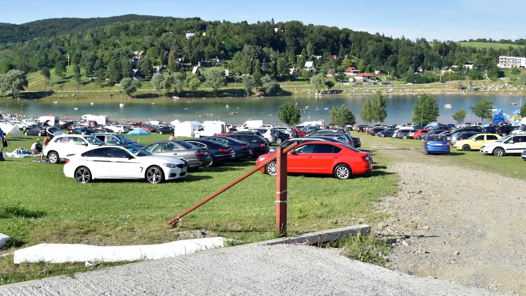 Na snímke plné parkovisko v zátoke vodnej nádrže Domaša - Dobrá v obci Kvakovce, okres Vranou nad Topľou v nedeľu 9. augusta 2020. FOTO TASR - Roman Hanc