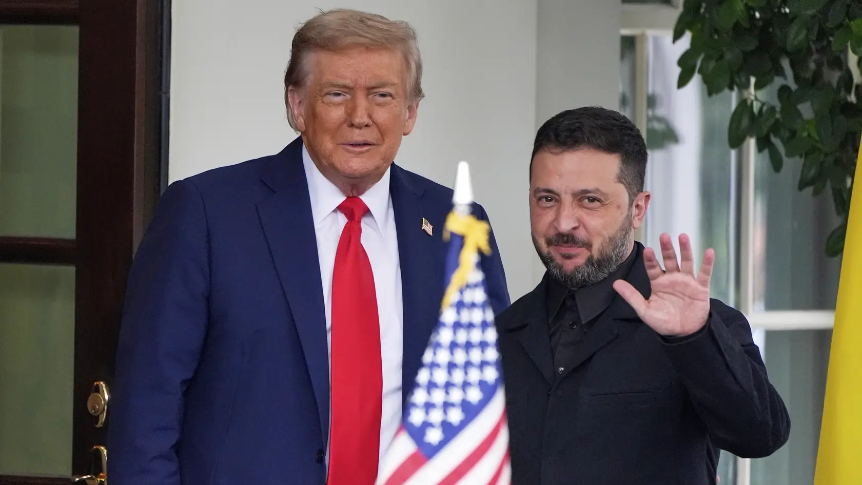 KK42 Washington - Americký prezident Donald Trump (vľavo) a ukrajinský prezident Volodymyr Zelenskyj sa vítajú v Bielom dome vo Washingtone v pondelok 18. augusta 2025. Zelenskyj a európski lídri sa v pondelok stretnú so šéfom Bieleho domu Donaldom Trumpom vo Washingtone. Rokovať budú o prímerí vo vojne na Ukrajine a summite na Aljaške, na ktorom sa Trump zišiel s ruským prezidentom Vladimirom Putinom. FOTO TASR/AP
President Donald Trump, left, greets Ukraine's President Volodymyr Zelenskyy as he arrives at the White House, Monday, Aug. 18, 2025, in Washington. (AP Photo/Alex Brandon)