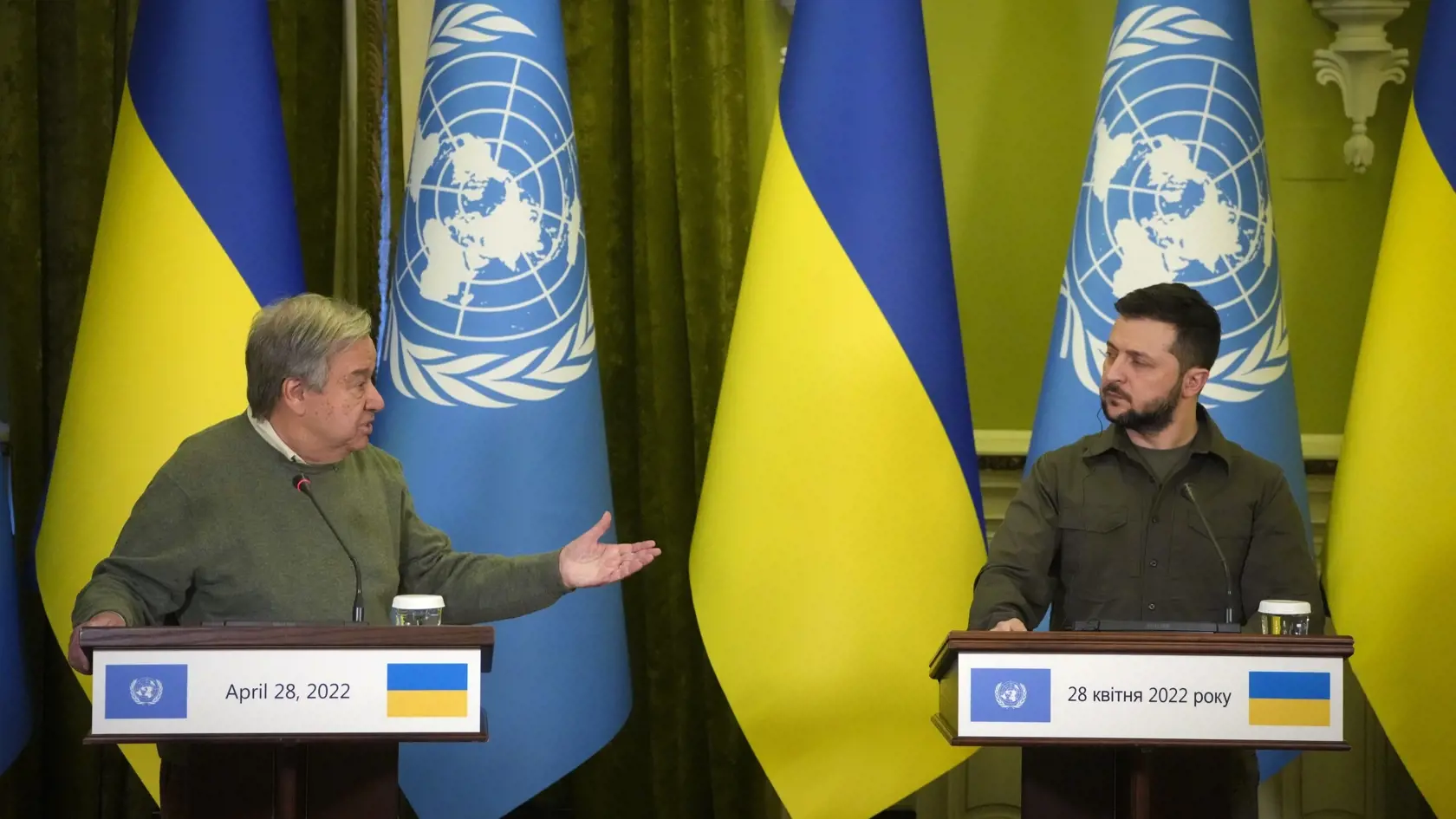 WA 32 Kyjev - Generálny tajomník OSN António Guterres (vľavo) a ukrajinský prezident Volodymyr Zelenskyj (vpravo) počas tlačovej konferencie v Kyjeve vo štvrtok 28. apríla 2022.
