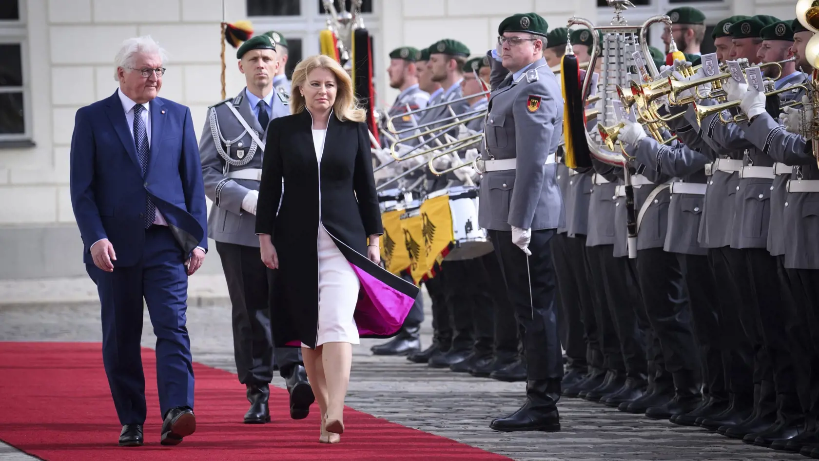 KK31 Berlín - Nemecký prezident Frank-Walter Steinmeier a slovenská prezidentka Zuzana Čaputová počas prehliadky čestnej stráže v rámci jej návštevy Nemecka 9. apríla 2024 v Berlíne. FOTO TASR/AP
German President Frank-Walter Steinmeier, front left, welcomes the President of Slovakia, Zuzana Caputova, front right, with military honors in front of Bellevue Palace in Berlin, Germany, Tuesday, April 9, 2024. (Bernd von Jutrczenka/dpa via AP)