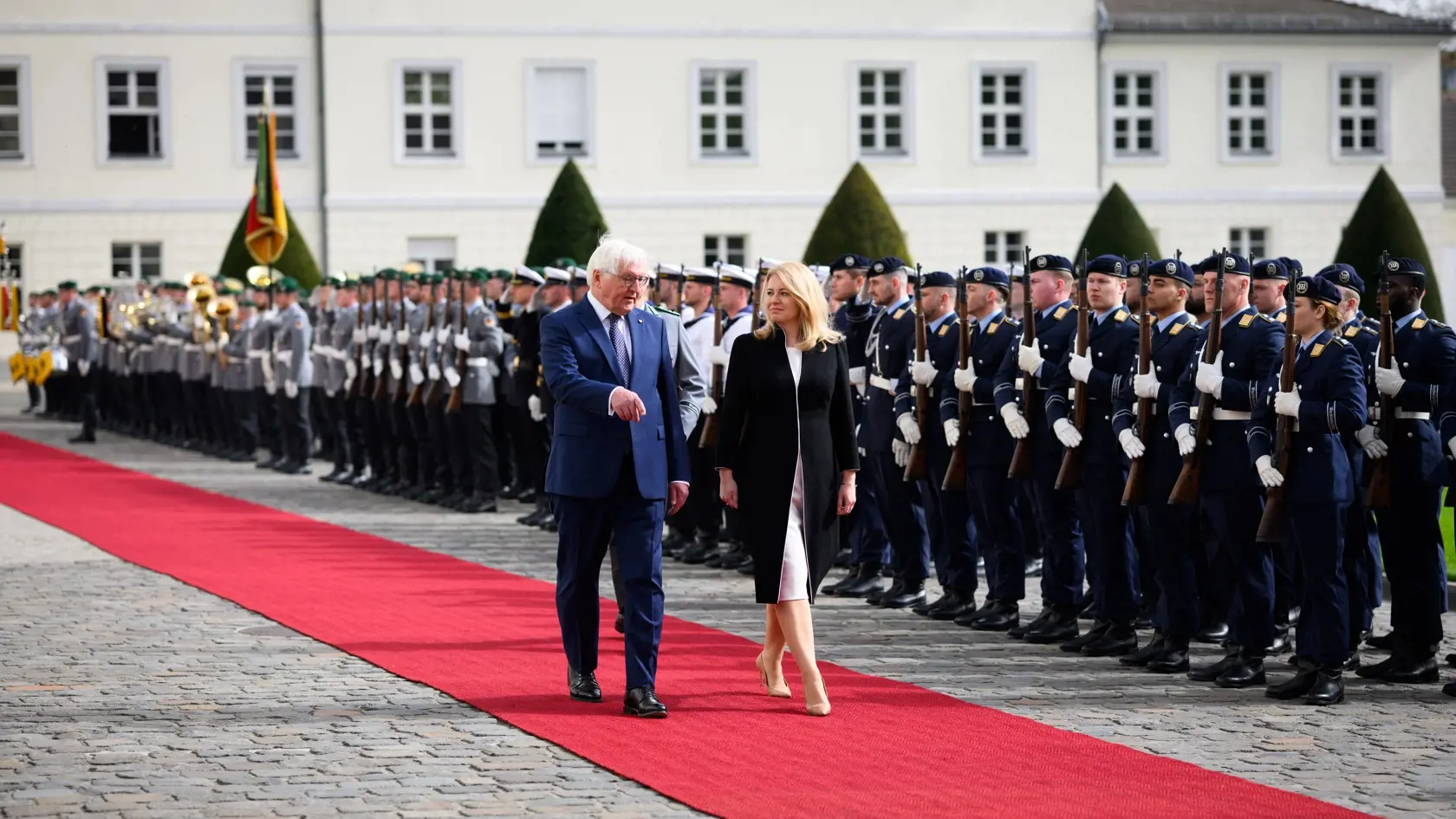 KK26 Berlín - Nemecký prezident Frank-Walter Steinmeier a slovenská prezidentka Zuzana Čaputová počas prehliadky čestnej stráže v rámci jej návštevy Nemecka 9. apríla 2024 v Berlíne. FOTO TASR/DPA
09.04.2024, Berlin: Bundespräsident Frank-Walter Steinmeier (l) empfängt Zuzana Caputova, Präsidentin der Slowakei, mit militärischen Ehren vor dem Schloss Bellevue. Foto: Bernd von Jutrczenka/dpa +++ dpa-Bildfunk +++