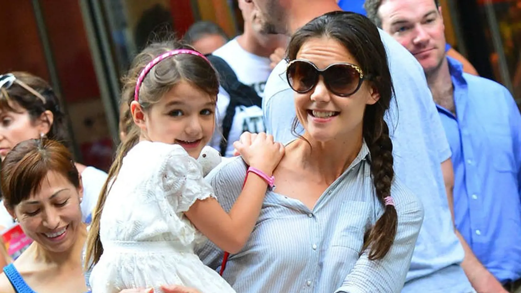 Suri Cruise má rozvedených rodičov a vyrastá s mamou Katie Holmes. Otec Tom Cruise ju vída len sporadicky.
