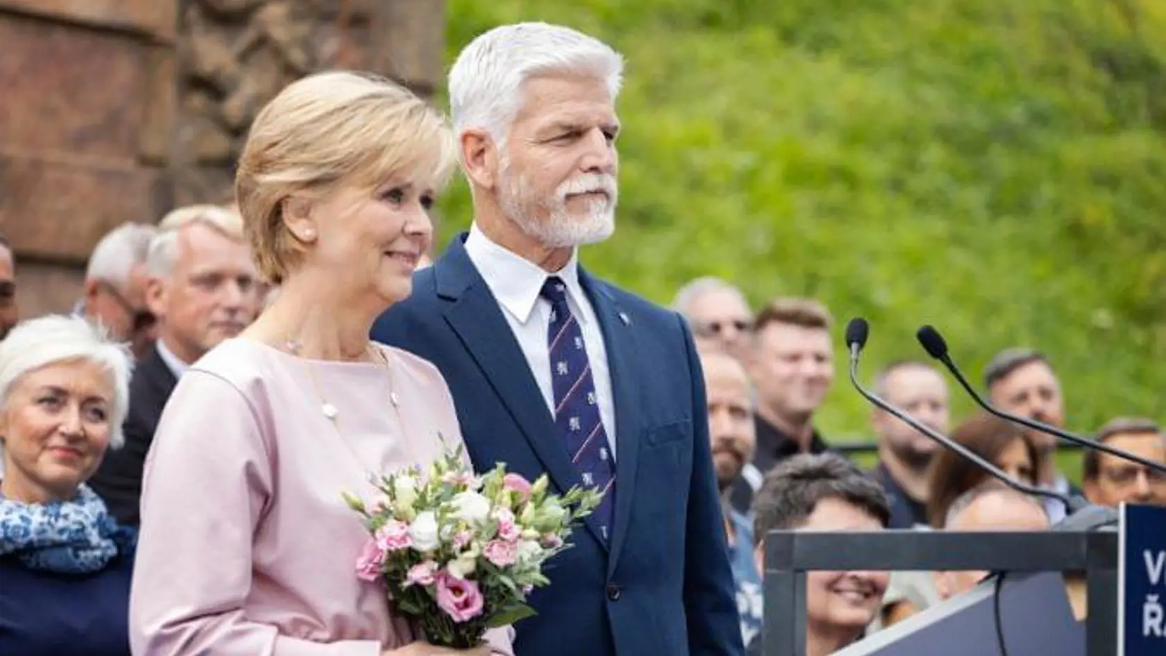 Módna odborníčka chváli Evu Pavlovú, že nosí ženskú a nežnú ružovú farbu. Štěpánka Pivcová, dizajnérka, návrhárka a autorka značky Pavlovej obľúbených kabátov, ktorá prezidentský pár oblieka, tiež dobre vie, že odtiene ružovej Eve Pavlovej pristanú.