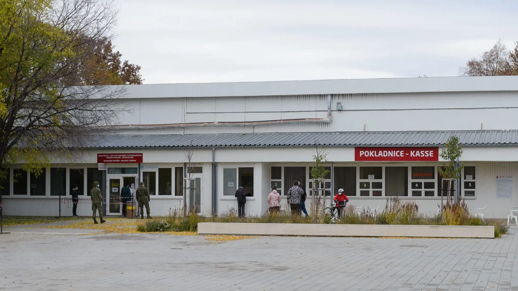 V nedeľu pokračovalo druhým dňom celoplošné testovanie na ochorenie COVID-19. Testovanie sa koná od soboty do 31. októbra do nedele 1. novembra. Na snímke odberné miesto na výstavisku Agrokomplex v Nitre 1. novembra 2020. FOTO TASR - Henrich Mišovič