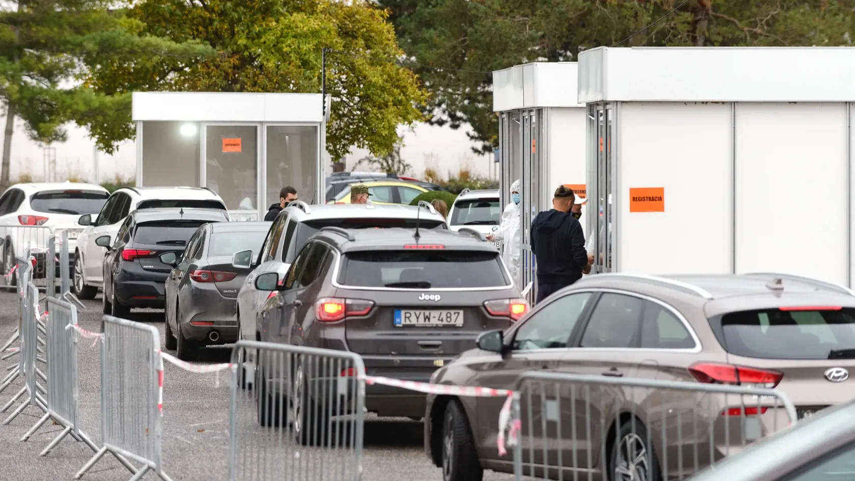 Na Slovensku sa začalo celoplošné testovanie na ochorenie COVID-19. Testovať sa bude od soboty 31. októbra do nedele 1. novembra. Vytvorených má byť viac ako 5000 odberných miest a 4901 odberných tímov. Na snímke odberné miesto na výstavisku Agrokomplex v Nitre 31. októbra 2020
FOTO TASR - Henrich Mišovič