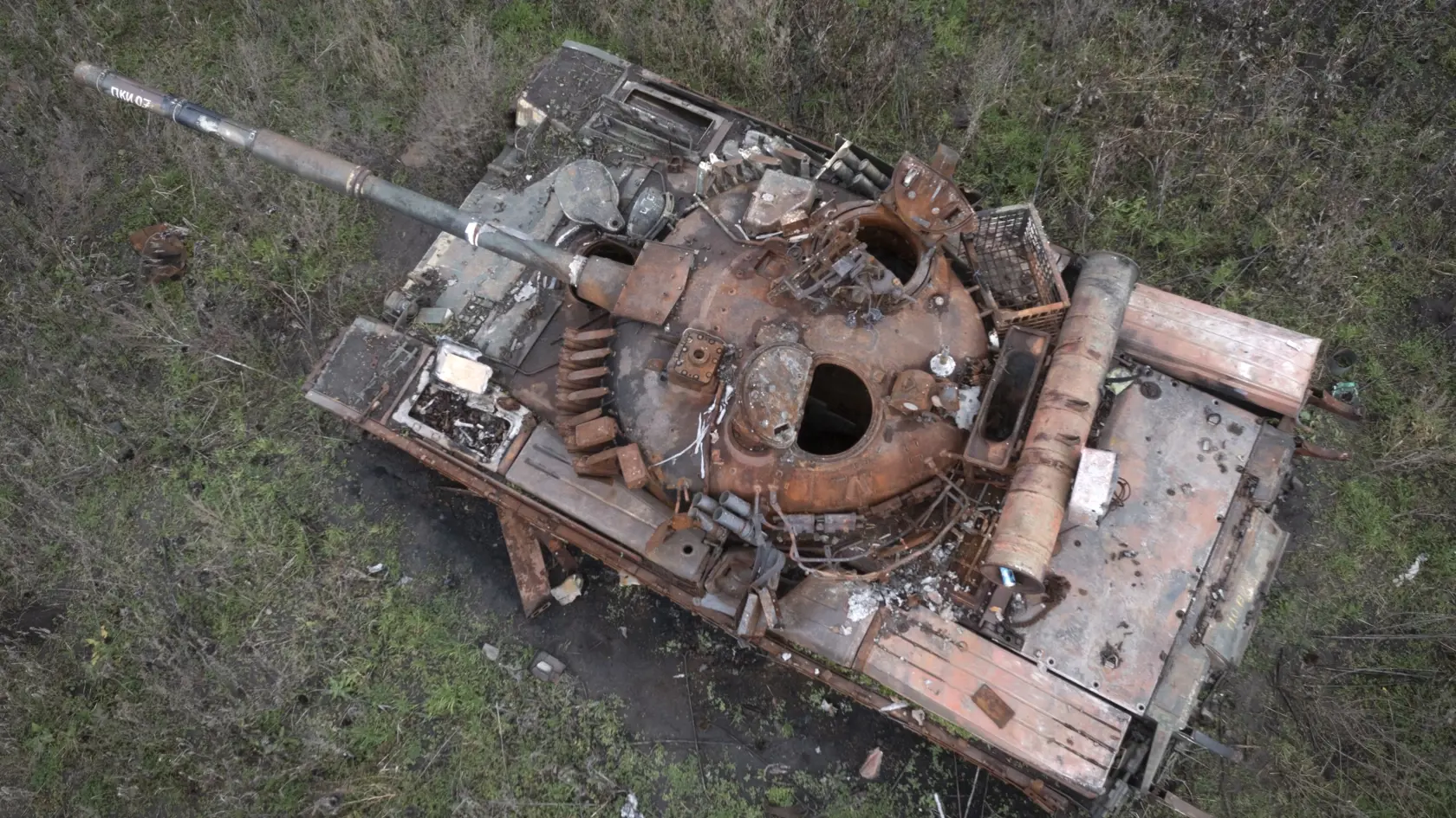 Zničený ruský tank v nedávnych bojoch v slnečnicovom poli v dedine Kamianka, v Charkovskej oblasti 30. októbra 2022, kde nedávno prevzala kontrolu ukrajinská armáda.