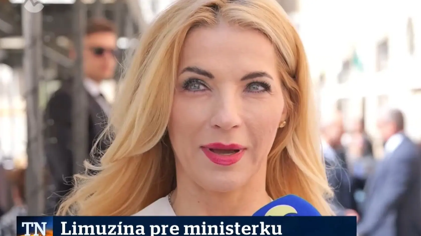 Minister kultúry Martina Šimkovičová vysvetľuje pre Jána Tribulu z TV Markíza dôvody, ktoré ju viedli k tomu, že si z Bratislavy nechala doviesť vládne vozidlo do Ríma.