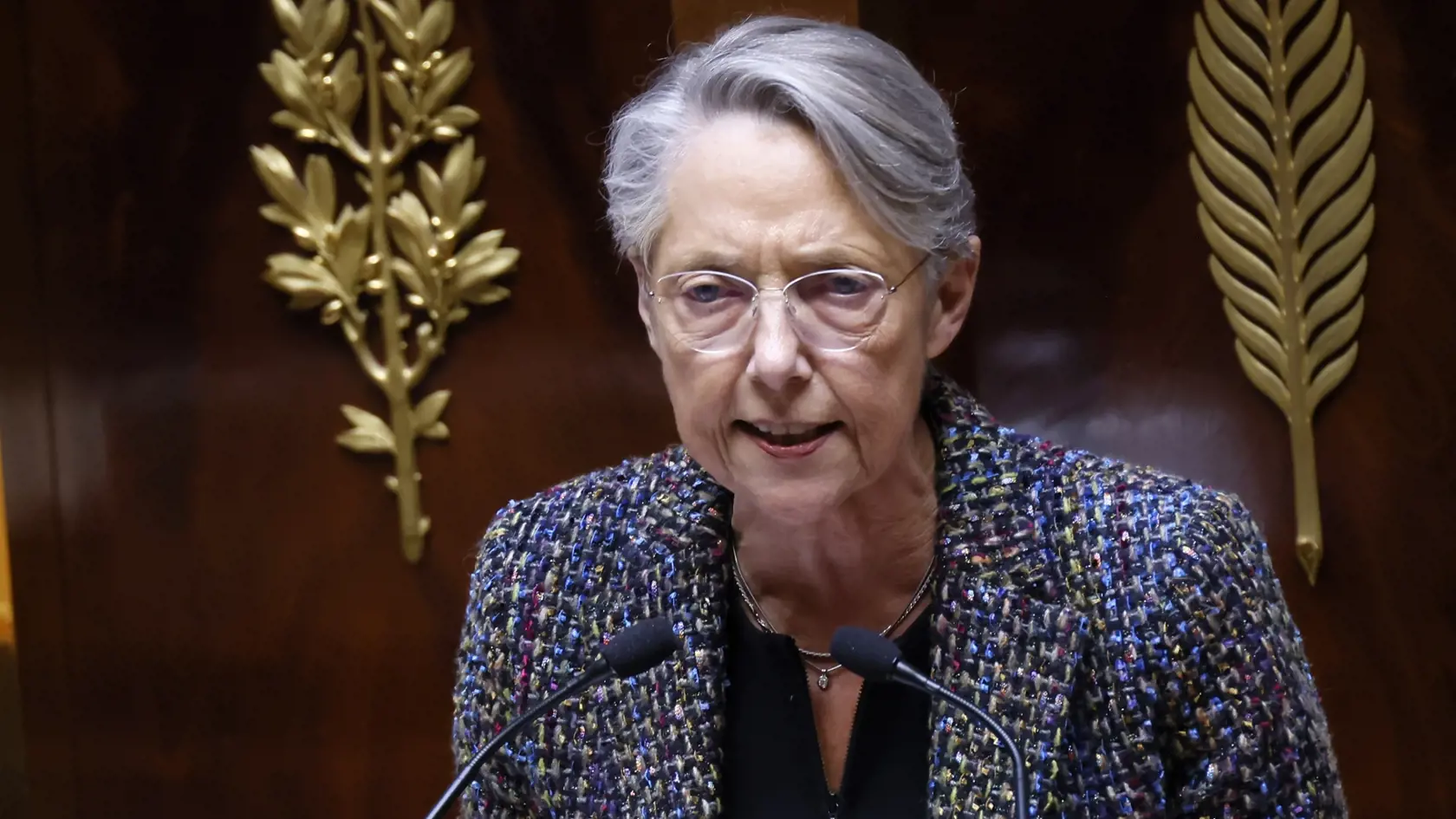 WA 20 Paríž - Francúzska premiérka Élisabeth Bornová vystupuje s prejavom v Národnom zhromaždení v Paríži vo štvrtok 16. marca 2023. Bornová vo štvrtok oznámila, že vláda schváli reformu dôchodkového systému bez hlasovania v Národnom zhromaždení, dolnej komore parlamentu. Krajne pravicová opozícia potom oznámila, že zvolá hlasovanie o vyslovení nedôvere vlády, ktorým podľa ústavy môže zabrániť schváleniu tohto zákona. Hlasovanie sa musí uskutočniť do 24 hodín. FOTO TASR/AP 

French Prime Ministe