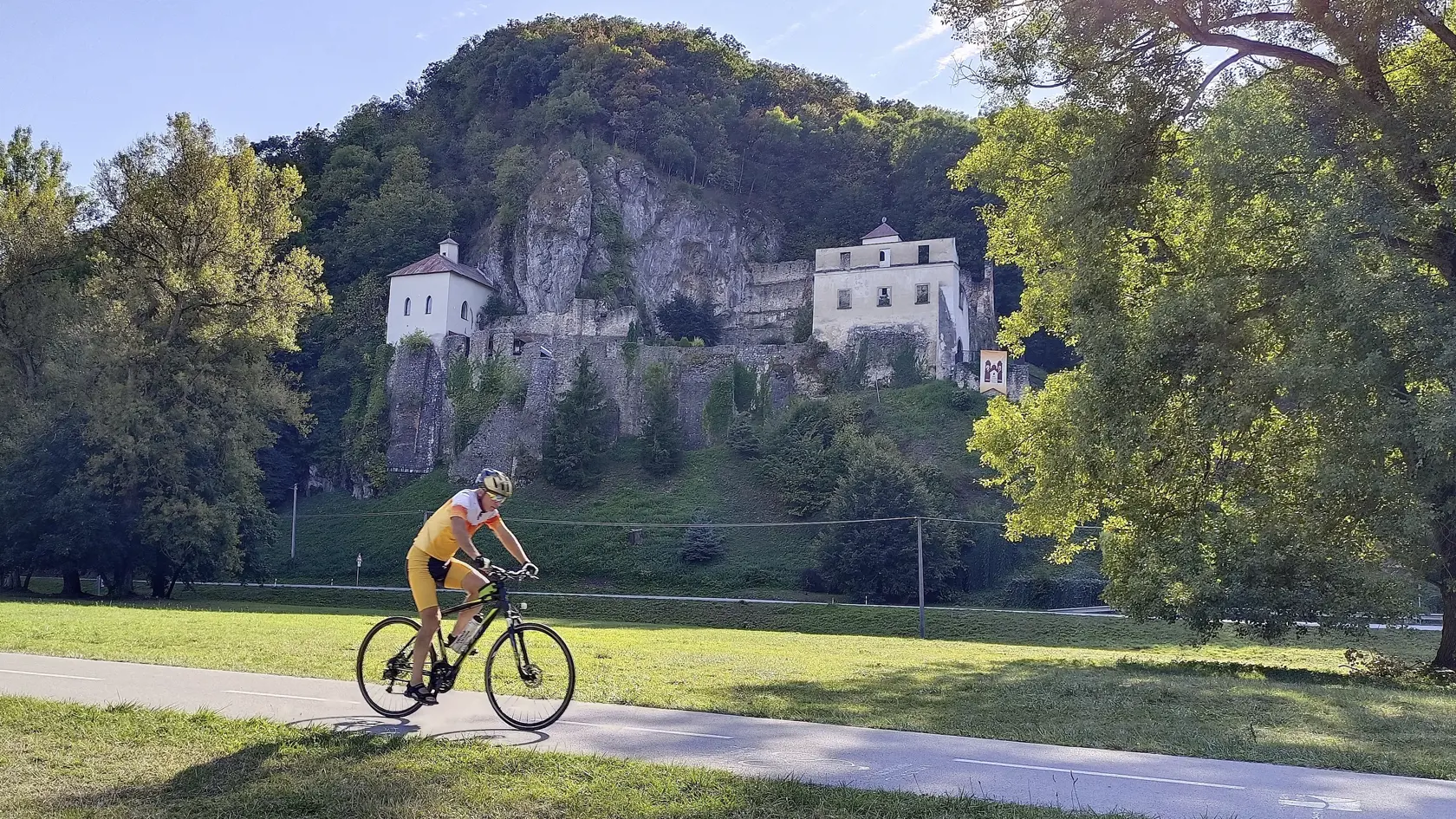 Vážska cyklotrasa je vhodná na výlet v akomkoľvek počasí a ročnom období