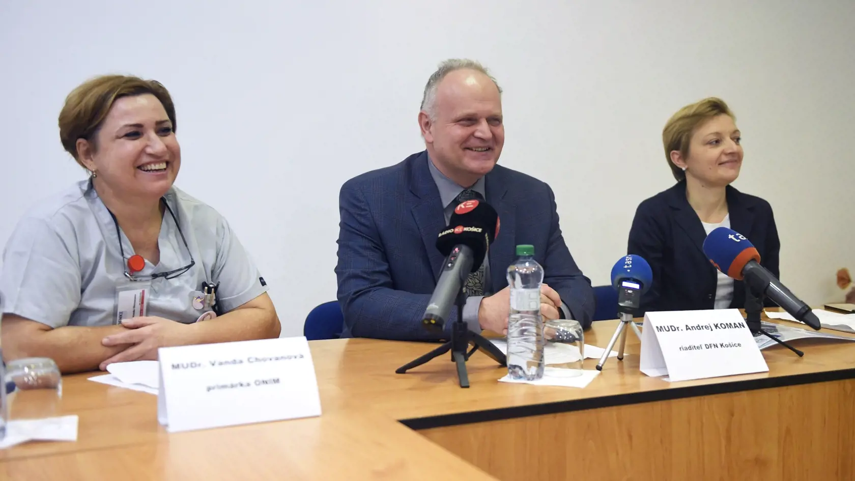 Na snímke sprava primárka Oddelenia detskej onkológie a hematológie (ODOH) Viktória Halušková, riaditeľ Detskej fakultnej nemocnice (DFN) Košice Andrej Koman a primárka Oddelenia neonatologickej intenzívnej medicíny (ONIM) Vanda Chovanová informujú o kritickej situácii v Detskej fakultnej nemocnici (DFN) Košice na tlačovej konferencii v Košiciach v stredu 23. novembra 2022. FOTO TASR – František Iván
