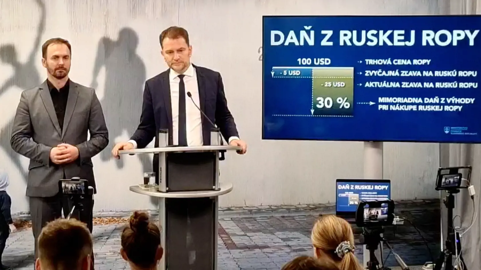 Minister financií Igor Matovič (OĽANO) predloží na vládu návrh zákona, ktorým sa zdaní rozdiel v cenách medzi lacnejšou ruskou ropou a ropou typu Brent. Sadzba dane bude 30 % z určeného rozdielu cien a bude platiť na všetku ruskú ropu spracovanú na Slovensku.