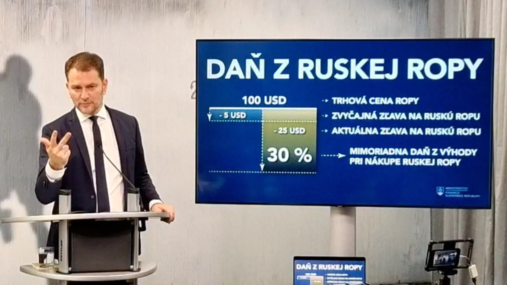 Minister financií Igor Matovič (OĽANO) predloží na vládu návrh zákona, ktorým sa zdaní rozdiel v cenách medzi lacnejšou ruskou ropou a ropou typu Brent. Sadzba dane bude 30 % z určeného rozdielu cien a bude platiť na všetku ruskú ropu spracovanú na Slovensku.