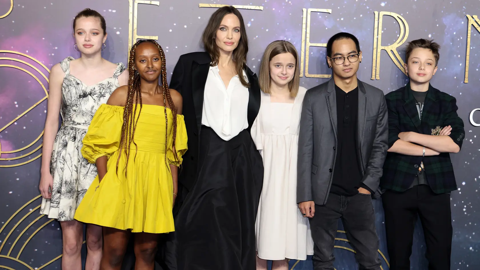 Angelina momentálne žije hlavne v časti Los Feliz v Los Angeles vo svojom sídle za 28 miliónov dolárov s rozlohou 11 000 štvorcových metrov. Brad Pitt si zas užíva v Los Angeles so svojou priateľkou Ines de Ramon.