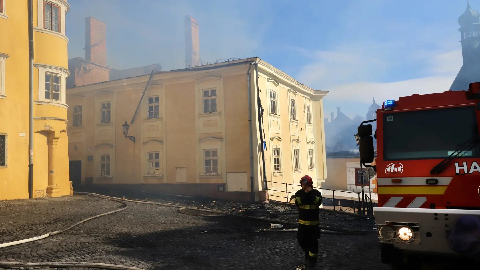 Na námestí v centre Banskej Štiavnice vypukol v sobotu dopoludnia 18. marca 2023 požiar v historickej budove.