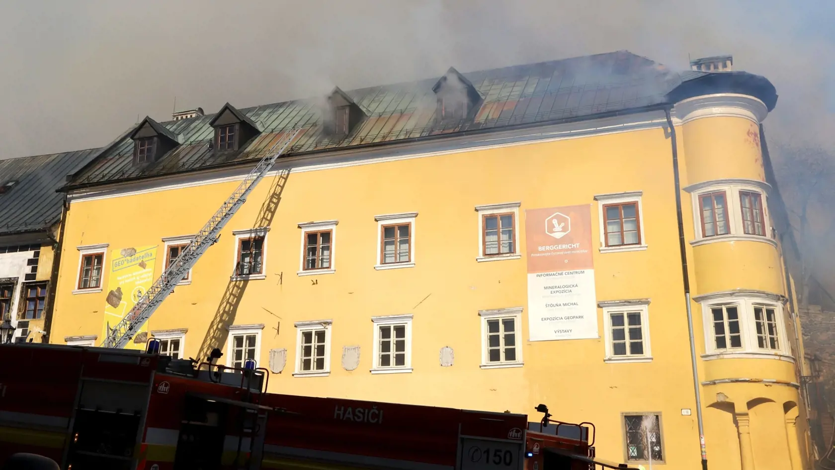 Na námestí v centre Banskej Štiavnice vypukol v sobotu dopoludnia 18. marca 2023 požiar v historickej budove.