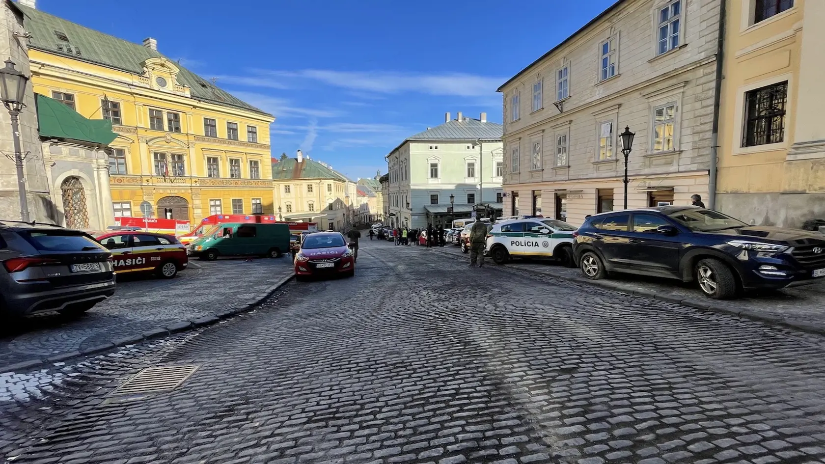 Požiar zachvátil strechu historického objektu s rozlohou cca 400 m2. Na mieste udalosti stále zasahuje množstvo profesionálnych hasičov z Banskej Štiavnice, Žiaru nad Hronom, Banskej Bystrice, Zvolena, Pliešoviec a 13 dobrovoľných hasičov z DHZO Štefultov, Banská Štiavnica a Štiavnické Bane.