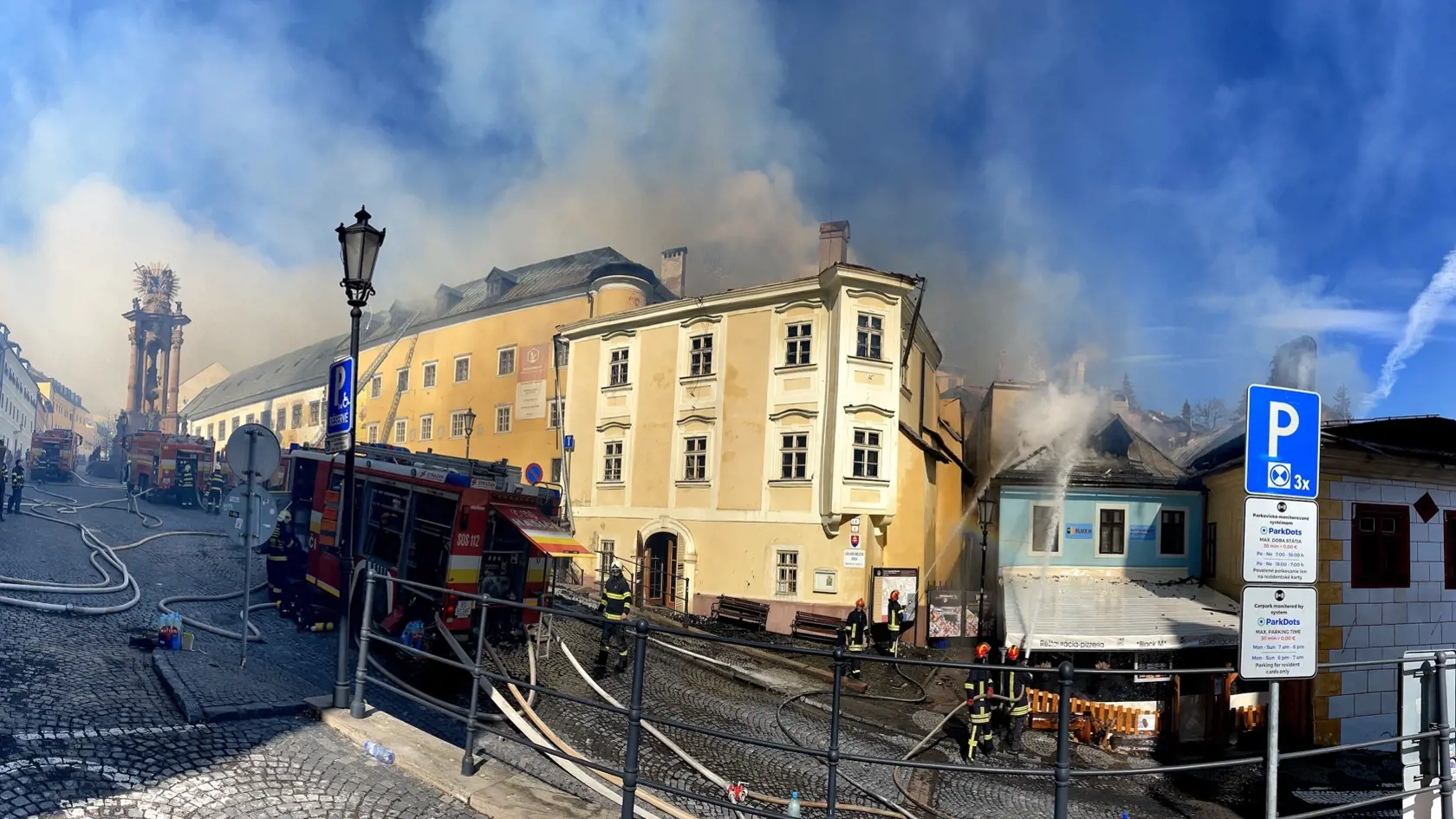 Požiar zachvátil strechu historického objektu s rozlohou cca 400 m2. Na mieste udalosti stále zasahuje množstvo profesionálnych hasičov z Banskej Štiavnice, Žiaru nad Hronom, Banskej Bystrice, Zvolena, Pliešoviec a 13 dobrovoľných hasičov z DHZO Štefultov, Banská Štiavnica a Štiavnické Bane.