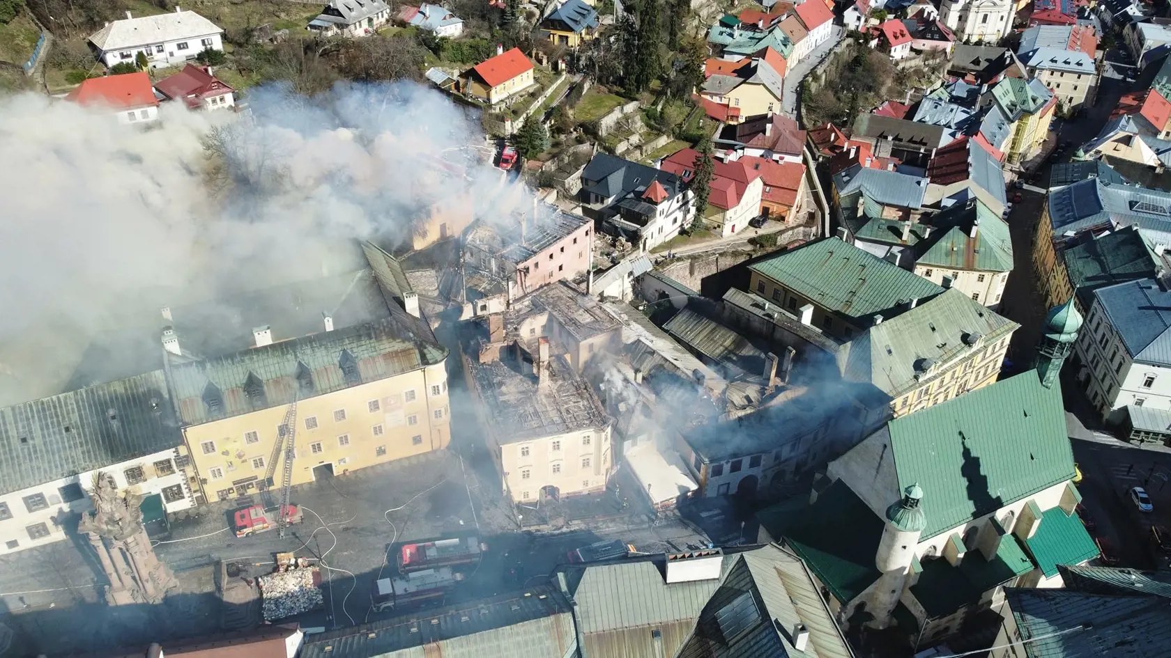 V historickej budove Banky lásky v Banskej Štiavnici vypukol požiar, ktorý sa rozšíril aj na okolité budovy.
