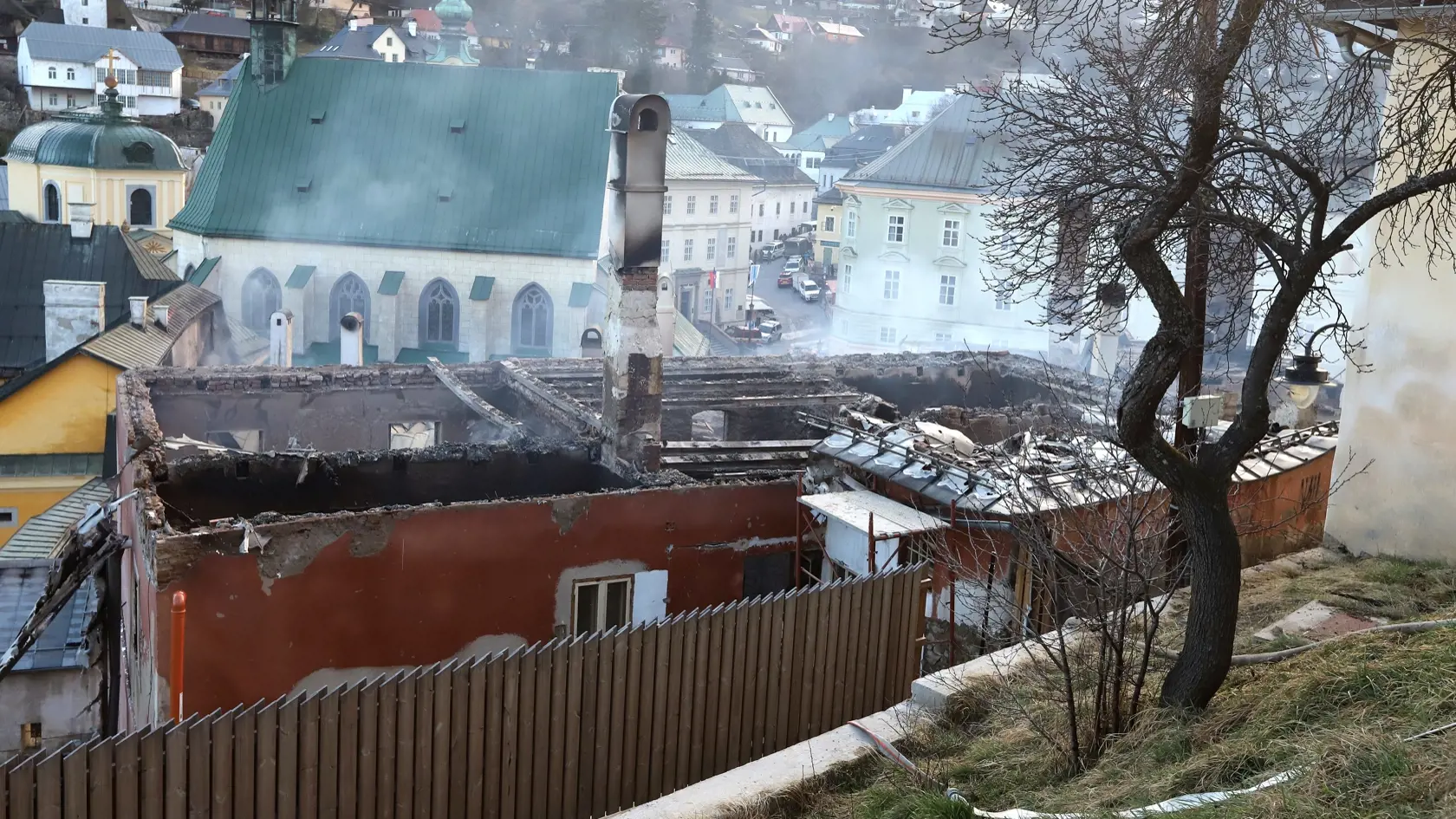 Na námestí v centre Banskej Štiavnice vypukol v sobotu dopoludnia požiar v historickej budove. Presná príčina požiaru zatiaľ nie je známa, pravdepodobne však ide o skrat elektrického vedenia," uviedla polícia s tým, že požiar vypukol v budove, v ktorej sídli známa turistická atrakcia.