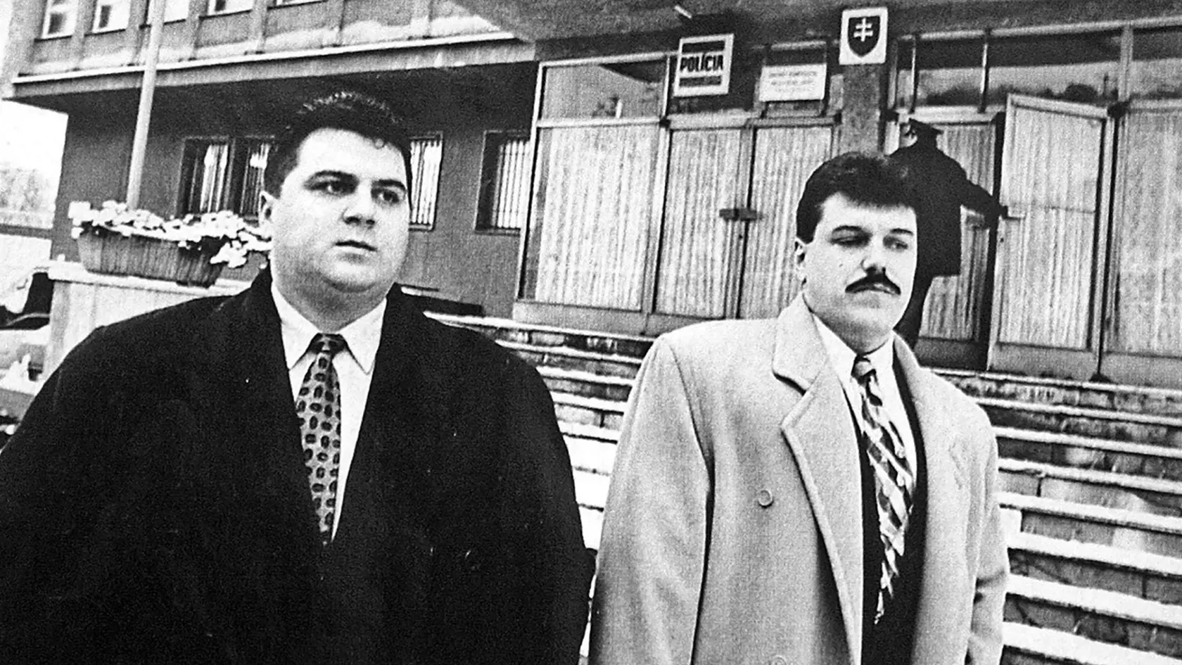 Známa situácia. Pamätná fotka z roku 1997, keď sa obávaní mafiáni prišli prihlásiť na políciu, a jej filmová verzia. Kána stvárňuje Gregor Hološka.