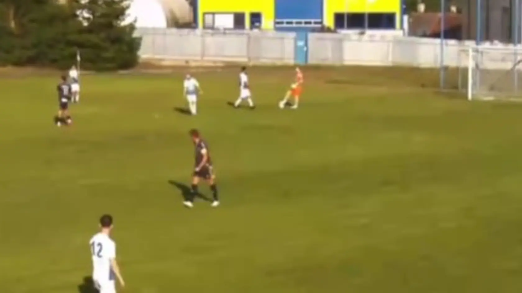 Futbalista Oleh Bazhan z tímu Slavoj Polná si strelil mimoriadne podozrivý vlastný gól.