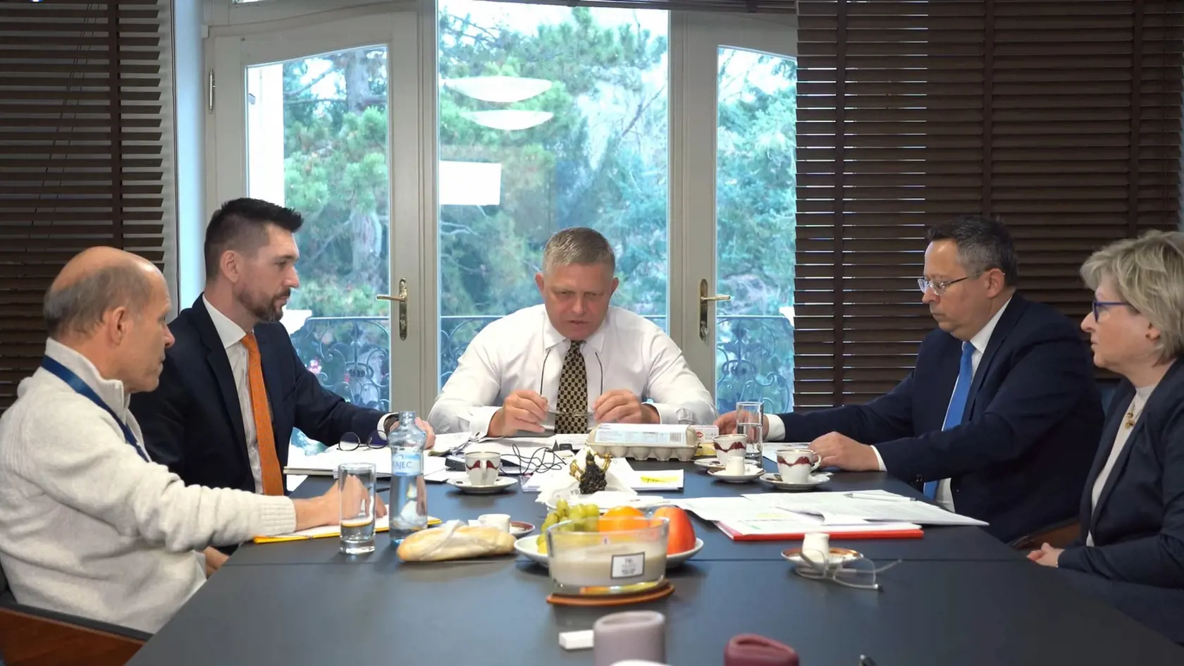 Predseda vlády Robert Fico a líder Smeru (uprostred), šéf rezortu financií Ladislav Kamenický (vpravo), minister pôdohospodárstva Richard Takáč (vľavo), obaja za Smer a šéfka Slovenskej obchodnej inšpekcie (SOI) Nadežda Machútová (vpravo v popredí) boli prítomní na porade o cenách potravín na Slovensku, ktorej závery ponúkol premiér občanom cez Facebook.