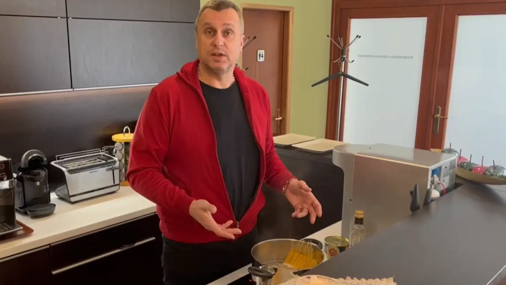 "Nemáme tu síce pizza piecku, len malú dvojplatničku a občas si tu robíme obed. Rozhodol som sa urobiť známe „študentské špagety“ – cestoviny s morca-dellou," hovorí vo videu Danko, naznačujúc tak výrazné šetrenie a obmedzovanie sa za študentských čias.