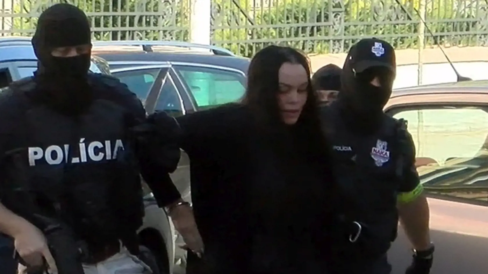 Alena Zsuzsová privádzaná eskortou na jeden z mnohých výsluchov.
