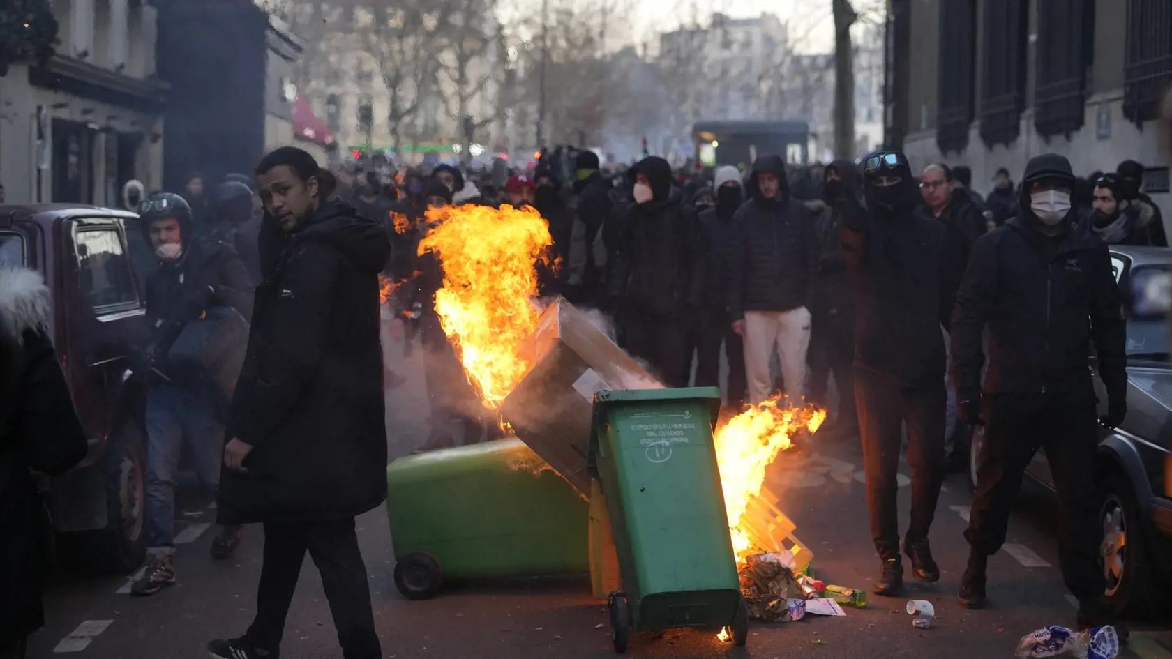 KK39 Paríž - Ľudia zapaľujú kontajnery počas demonštrácie proti reforme dôchodkového systému v Paríži 7. februára 2023. Vo Francúzsku sa dnes uskutočnia ďalšie celoštátne protesty proti dôchodkovej reforme. Práve zvýšenie veku pre odchod do dôchodku zo 62 na 64 rokov vyvoláva rozhorčenie odborov a veľkej časti verejnosti. FOTO TASR/AP

Youths burn garbage containers during a demonstration against plans to push back France's retirement age, Tuesday, Feb. 7, 2023 in Paris. The demonstration comes 