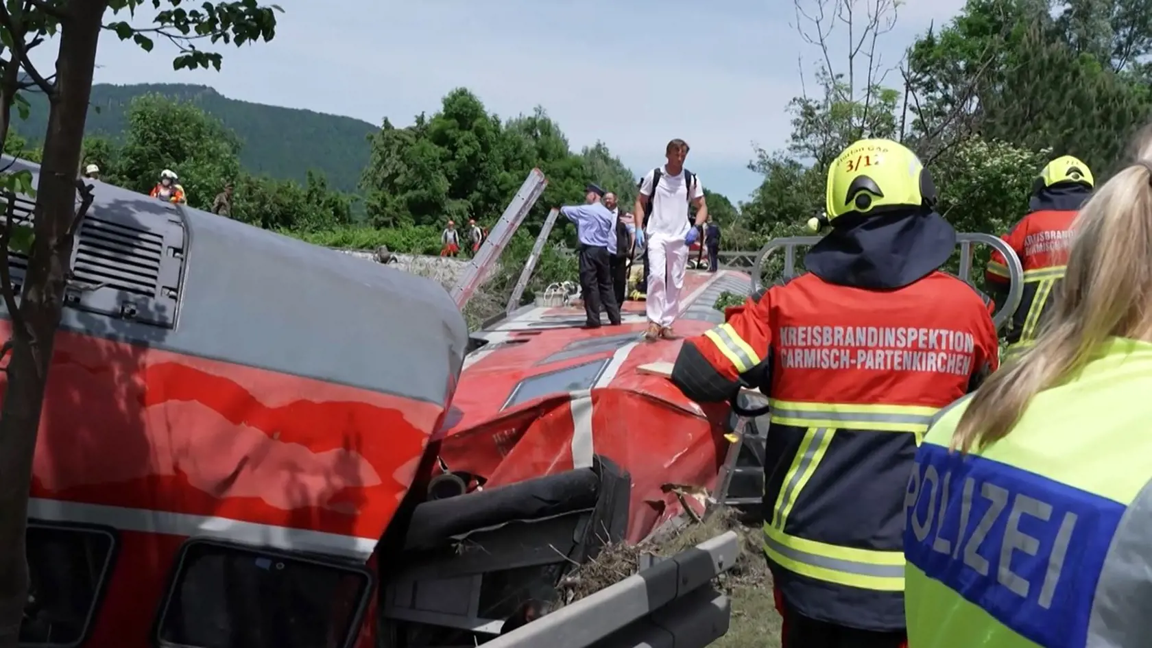 Na vykoľajenom vlaku smerujúcom do Mníchova sa prevrátili tri vozne, ľudí z nich vyťahovali oknami.
