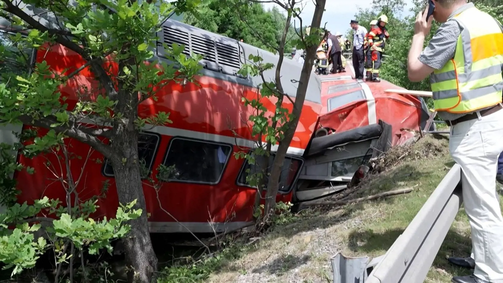 Na vykoľajenom vlaku smerujúcom do Mníchova sa prevrátili tri vozne, ľudí z nich vyťahovali oknami.