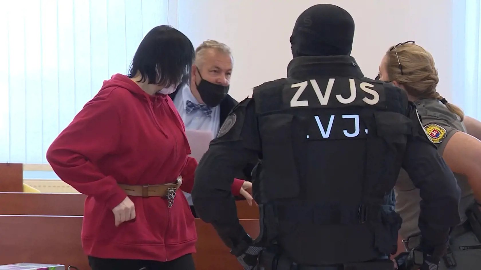 Alena Zsuzsová bola privedená eskortou na súd v kauze dvojnásobnej vraždy.