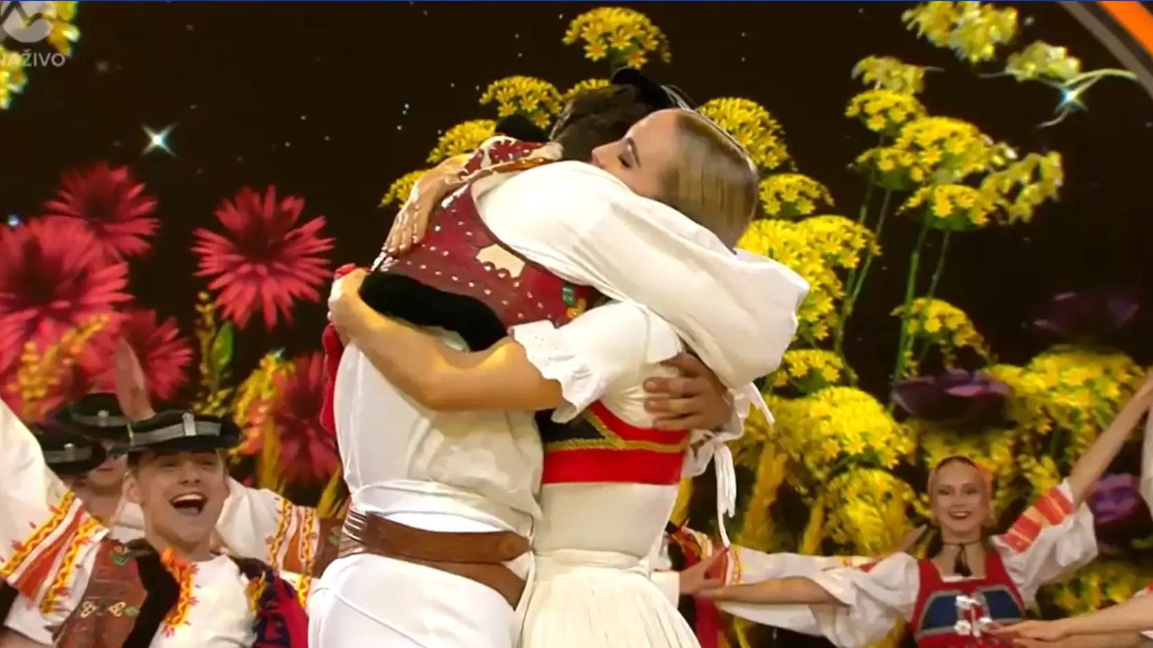Jakub a Eliška si na pomoc prizvali aj umelecký folklórny súbor Lúčnica.