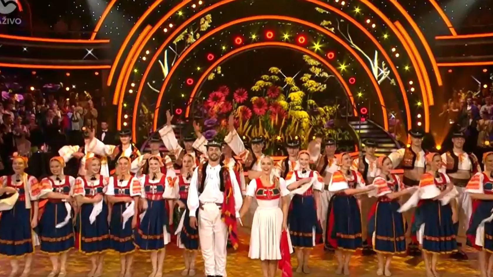 Jakub a Eliška si na pomoc prizvali aj umelecký folklórny súbor Lúčnica.