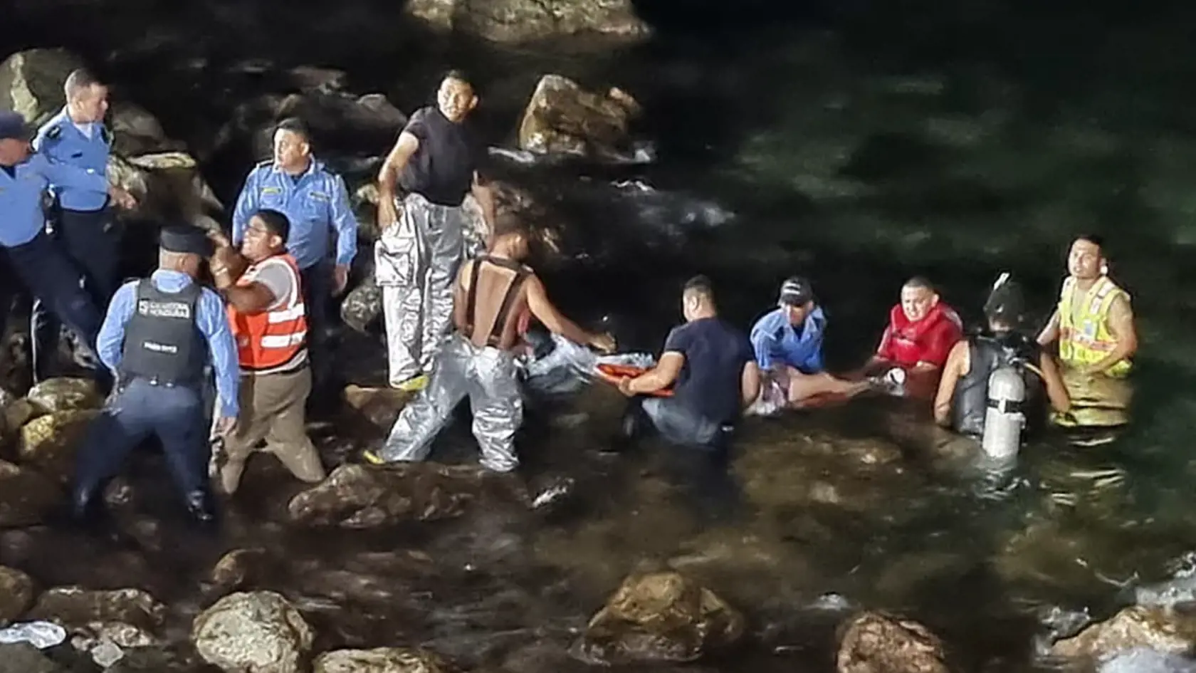 Najmenej sedem ľudí zahynulo po pondelkovej havárii lietadla smerujúceho z honduraského ostrova Roatán, uviedli v utorok miestne úrady. Nehodu zrejme spôsobila technická porucha lietadla