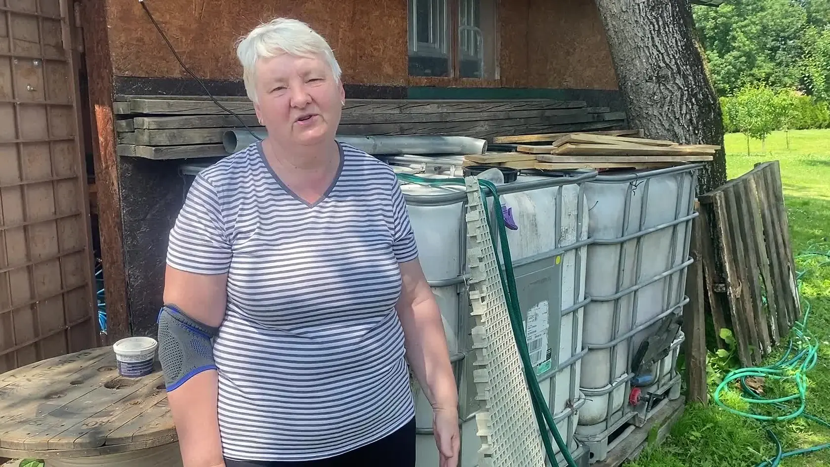 Pani Anka z Nižného Hrabovca zbiera dažďovú vodu do zásobníkov a potom ňou polieva záhradu.