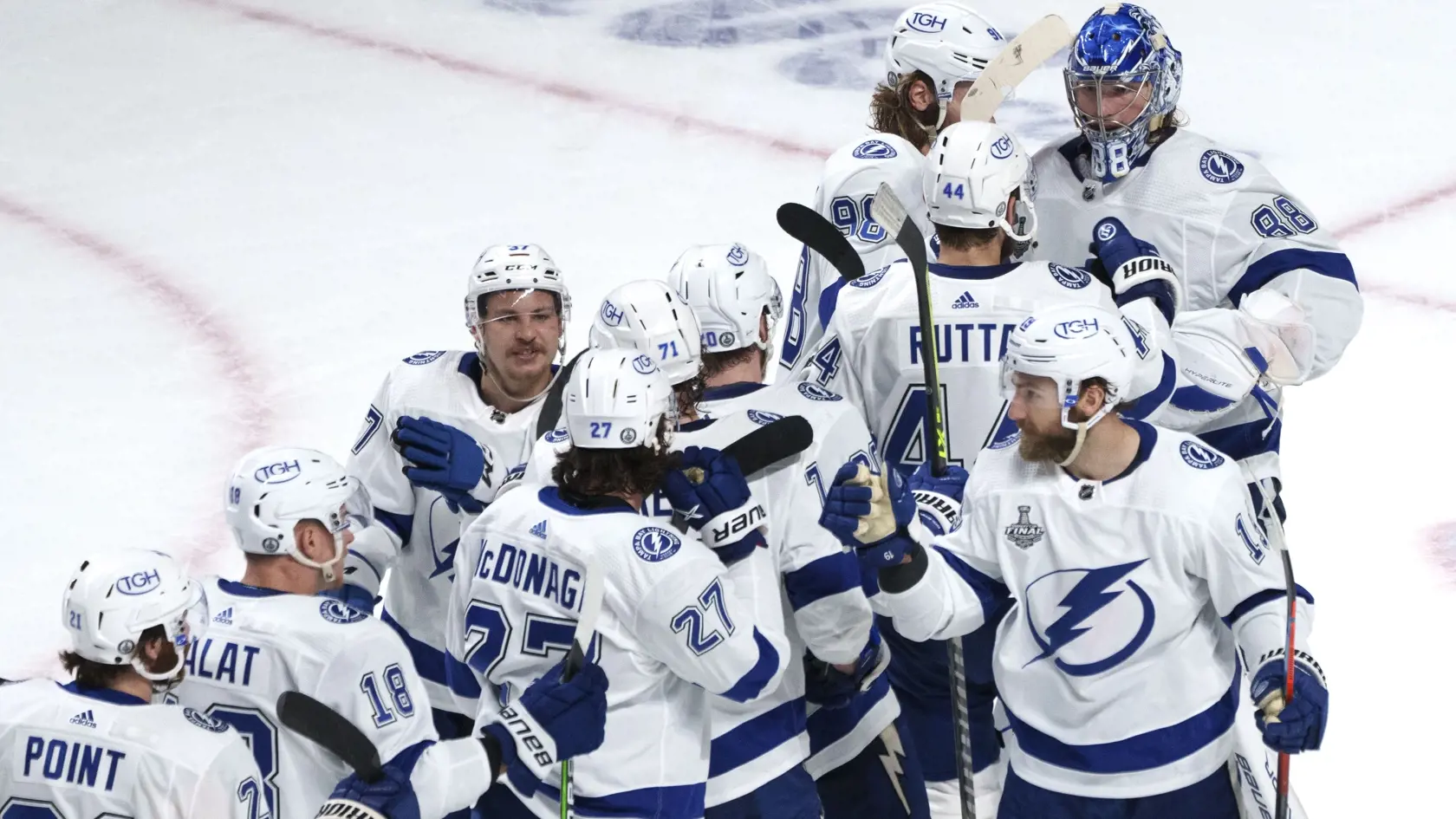 WA 7 Montreal - Hokejisti Tampy sa tešia po výhre v treťom zápase finále play off zámorskej hokejovej NHL Montreal Canadiens - Tampa Bay Lightning v Montreale 2. júla 2021. Tampu delí už iba jedno víťazstvo od zisku Stanleyho pohára. Obhajca trofeje triumfoval v noci na sobotu na ľade Montrealu Canadiens 6:3 a v sérii vedie už 3:0 na zápasy. Slovenský obranca Erik Černák prispel k víťazstvu "bleskov" asistenciou. Jeho krajan Tomáš Tatar opäť chýbal v zostave Canadiens. FOTO TASR/AP

Tampa Bay Li