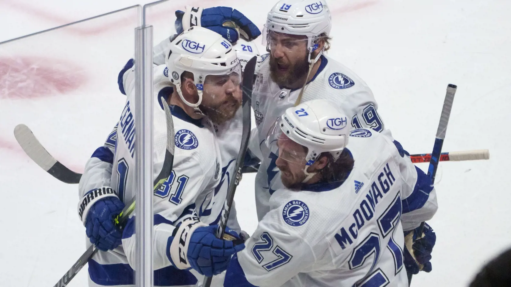EBE 13 Montreal - Na snímke vľavo slovenský obranca Tampy Erik Černák oslavuje gól spoluhráča Barclaya Goodrowa (druhý sprava) vo štvrtom zápase finále play off hokejovej NHL Montreal Canadiens - Tampa Bay Lightning (3:2 po predĺžení) v noci na 6. júla 2021. FOTO TASR/AP


Tampa Bay Lightning's Barclay Goodrow (19) celebrates his goal against the Montreal Canadiens with teammates Erik Cernak (81), Blake Coleman and Ryan McDonagh (27) during the second period of Game 4 of the NHL hockey Stanley C