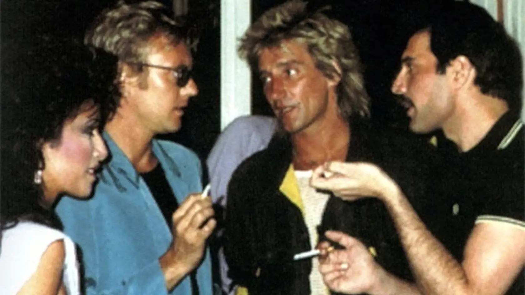 Spevák Queen Freddie Mercury a bubeník Queen Roger Taylor, vľavo, a spevák Rod Stewart, v strede.