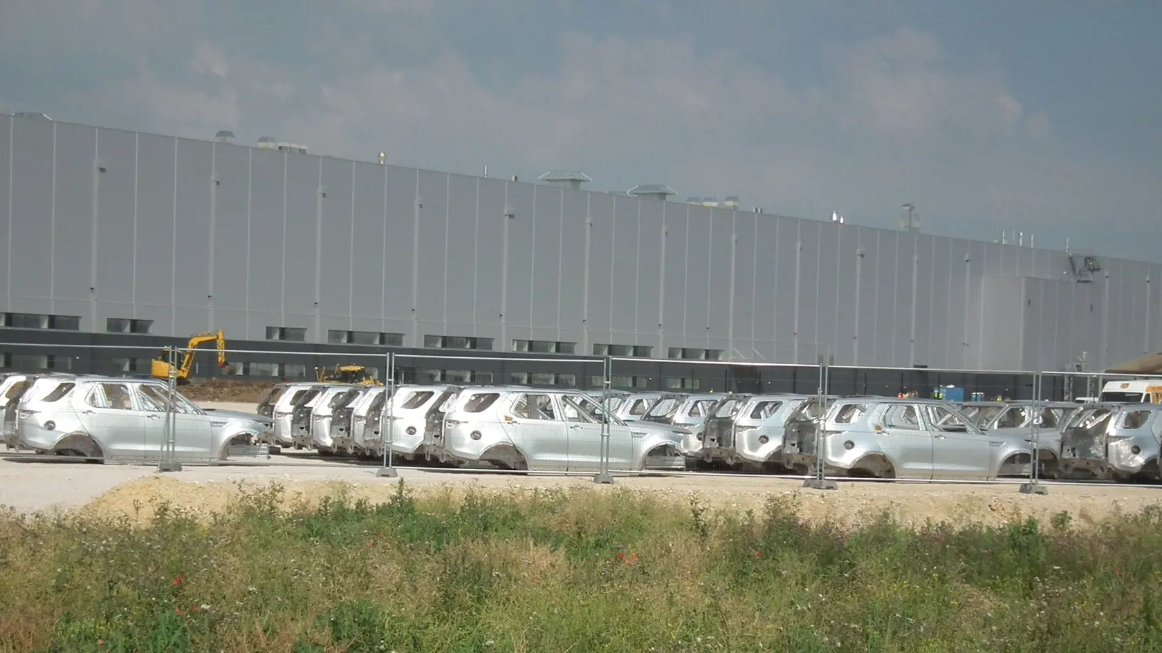 Na dvore britskej automobilky je už vidieť prvé poskladané celohliníkové karosérie. 