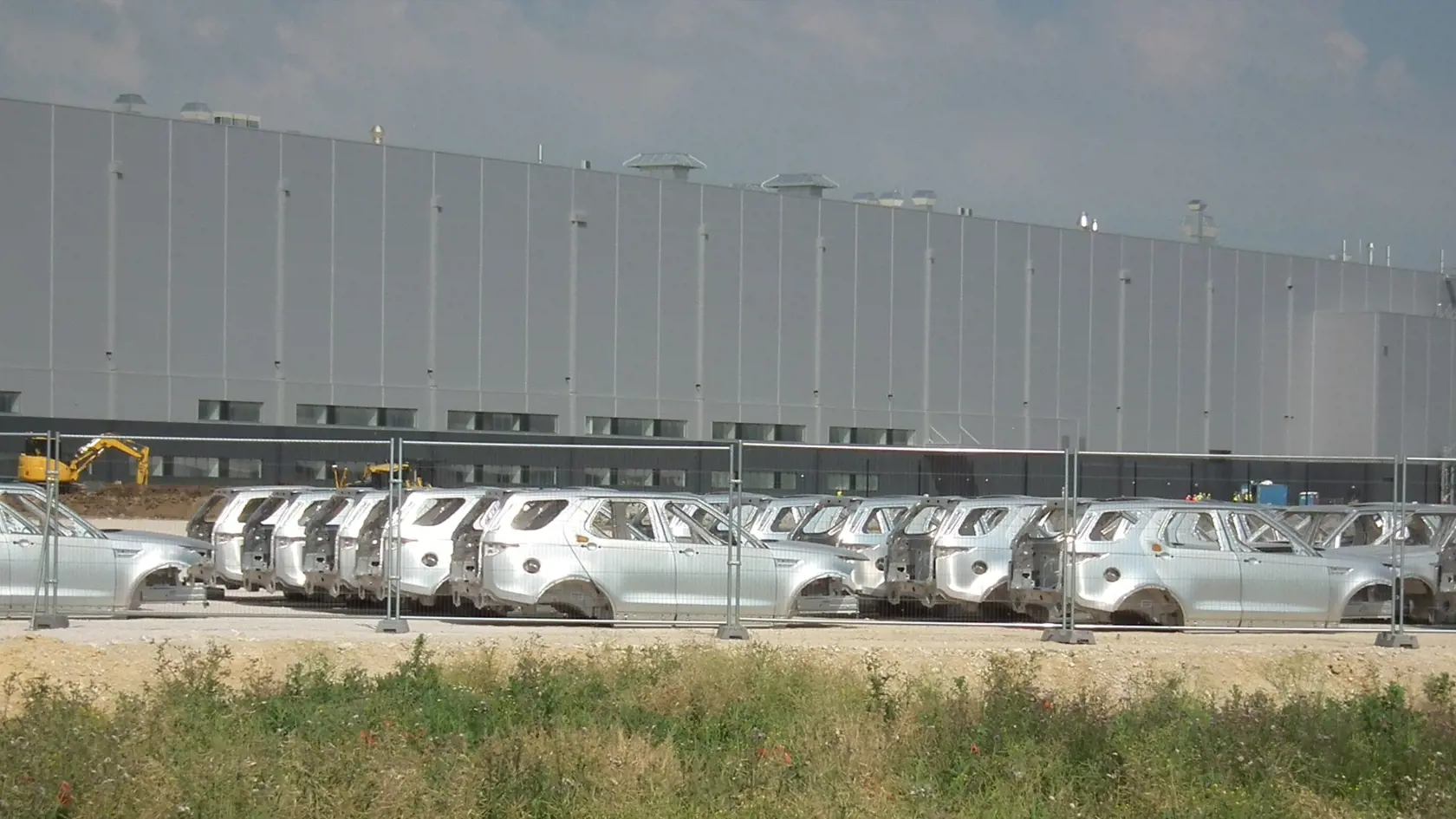 Na dvore britskej automobilky je už vidieť prvé poskladané celohliníkové karosérie. 