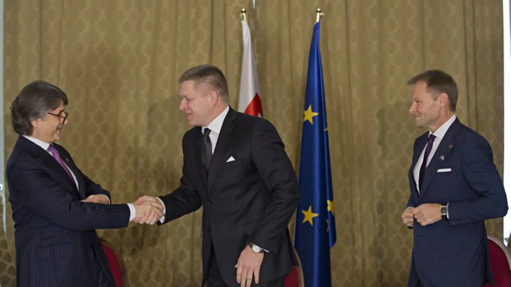 Generálny riaditeľ automobilky Jaguar Land Rover Ralf Dieter Speth, premiér Robert Fico a exminister hospodárstva SR Vazil Hudák po slávnostnom podpise investičnej zmluvy.