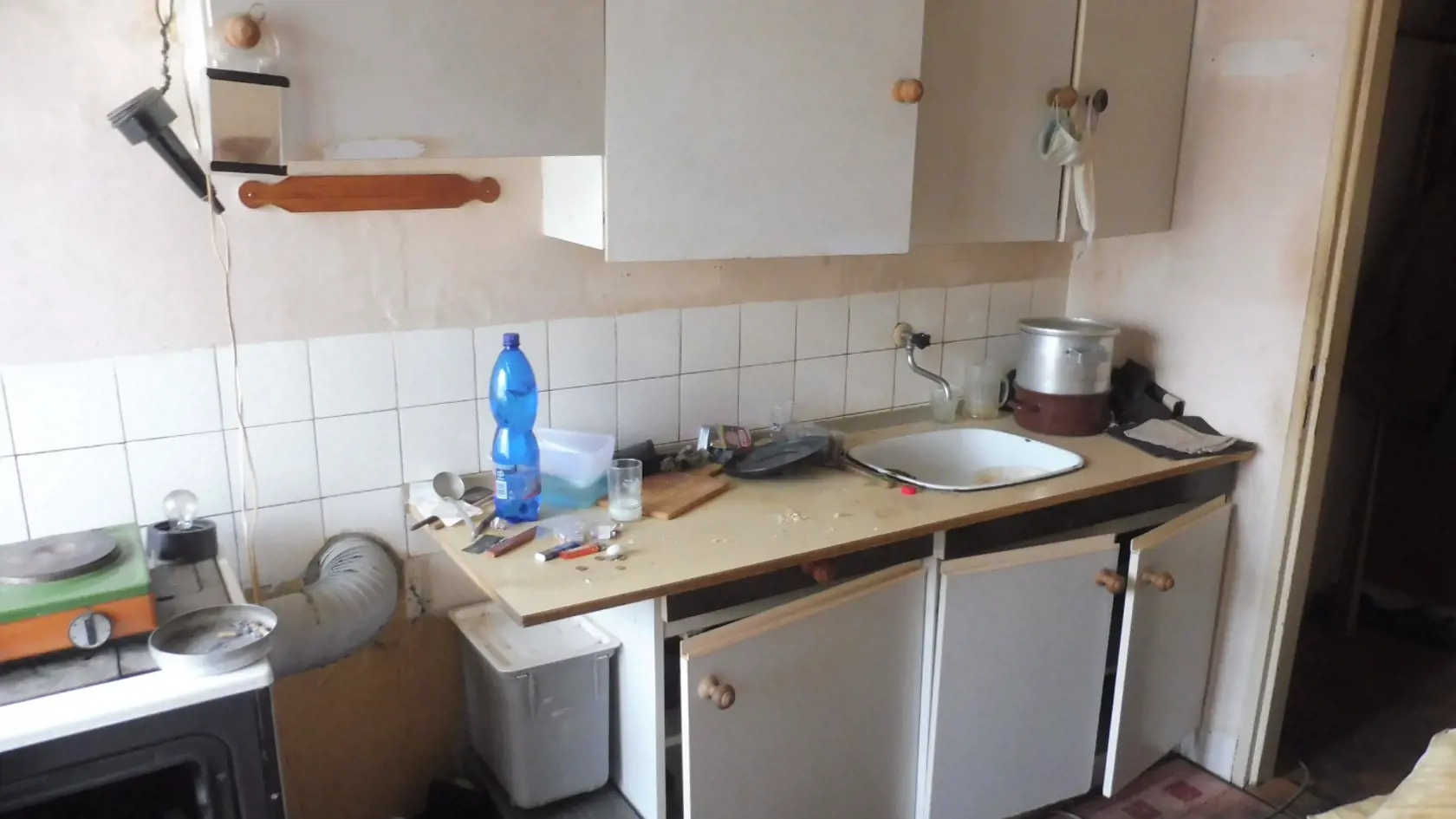 Byt v obci Tisovec , ktorý sa ponúka len za necelých 13-tisíc vyzerá byť v katastrofálnom stave. Aj keď nevyzerá byť dokonalý, za tak nízku cenu by to mohla byť ideálna renovačná a investičná príležitosť.