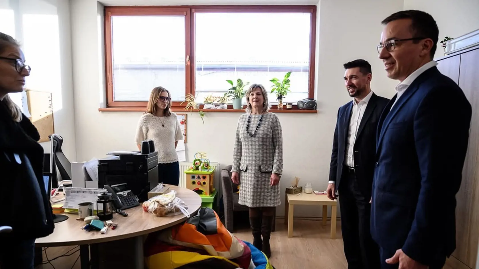 Šéf agrorezortu Richard Takáč (Smer) a minister práce Erik Tomáš (Hlas) spoločne potešili aj detičky v Pezinku. Okrem sladkostí dostali aj zdravé jabĺčka zo slovenských sadov.