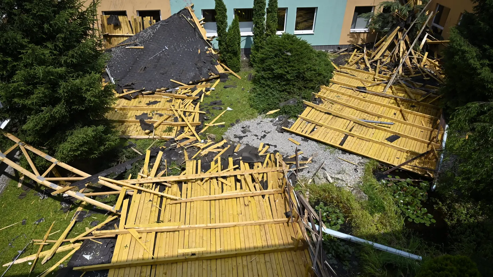 Na snímke poškodená strecha na budove Základnej školy (ZŠ) Teodora Jozefa Moussona 9. júna 2025 v Michalovciach. Krízový štáb mesta Michalovce mimoriadnu situáciu po tom, ako silný vietor v nedeľu (8. 6.) poškodil strechu na budove Základnej školy (ZŠ) Teodora Jozefa Moussona.