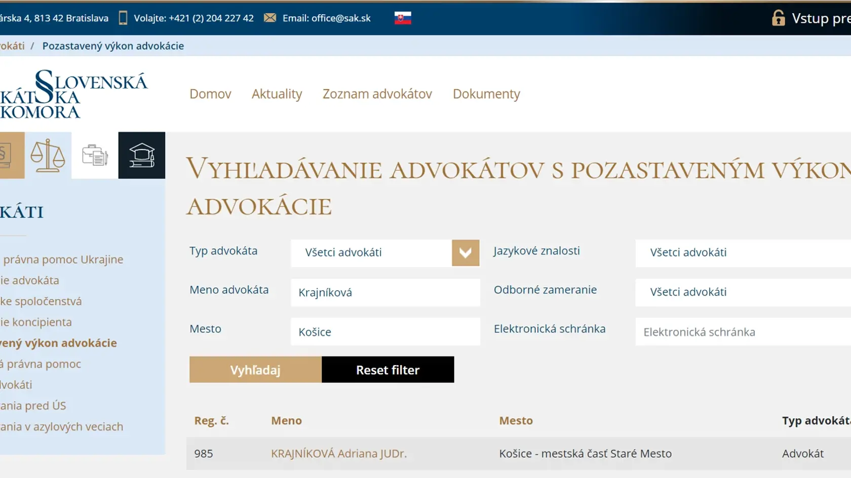 Na stránke Slovenskej advokátskej komory je informácia o tom, že Adriana Krajníková má pozastavený výkon advokácie a preto nemôže vykonávať žiadnu činnosť, ktorá s tým súvisí. Pri právnom zastupovaní klienta, by ju súd ani neakceptoval. Toto už neplatí SAK ju vyčiarkla zo zoznamu advokátov.