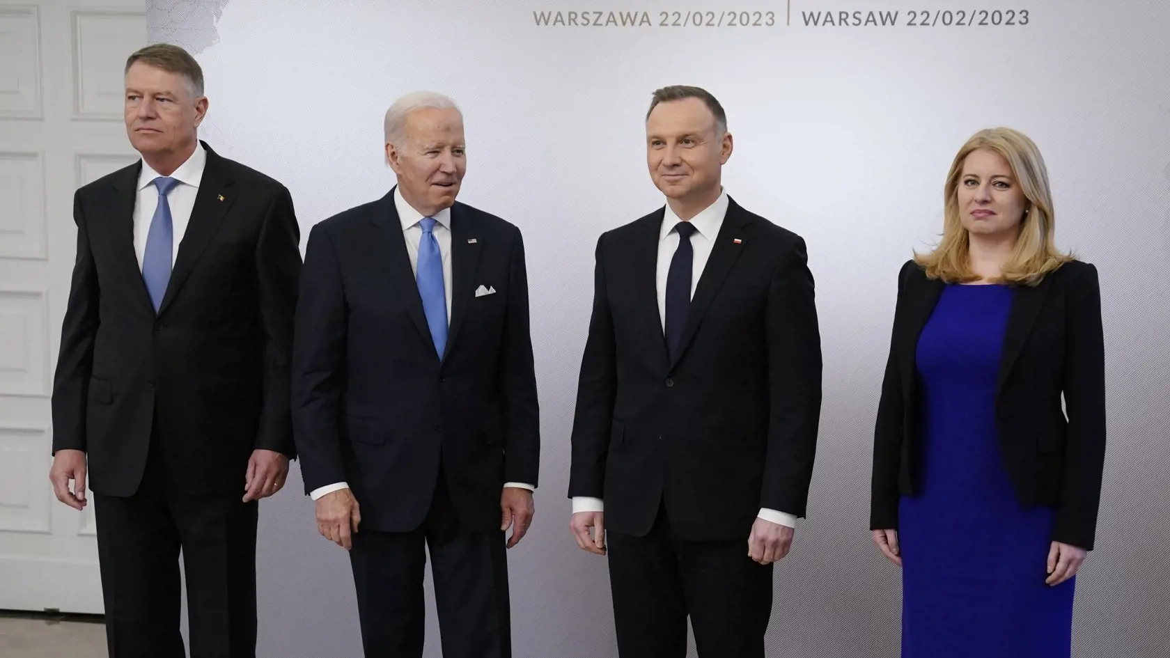 KK24 Varšava - Na snímke zľava rumunský prezident Klaus Werner Iohannis, americký prezident Joe Biden, poľský prezident Andrzej Duda a slovenská prezidentka Zuzana Čaputová pózujú počas príchodu na stretnutie lídrov krajín tzv. Bukureštskej deviatky (B9) 22. februára 2023 vo Varšave. Americký prezident Joe Biden a poľský prezident Andrzej Duda budú rokovať s lídrami krajín tzv. Bukureštskej deviatky (B9) pri príležitosti prvého výročia ruskej vojenskej agresie na Ukrajine o posilnení bezpečnosti