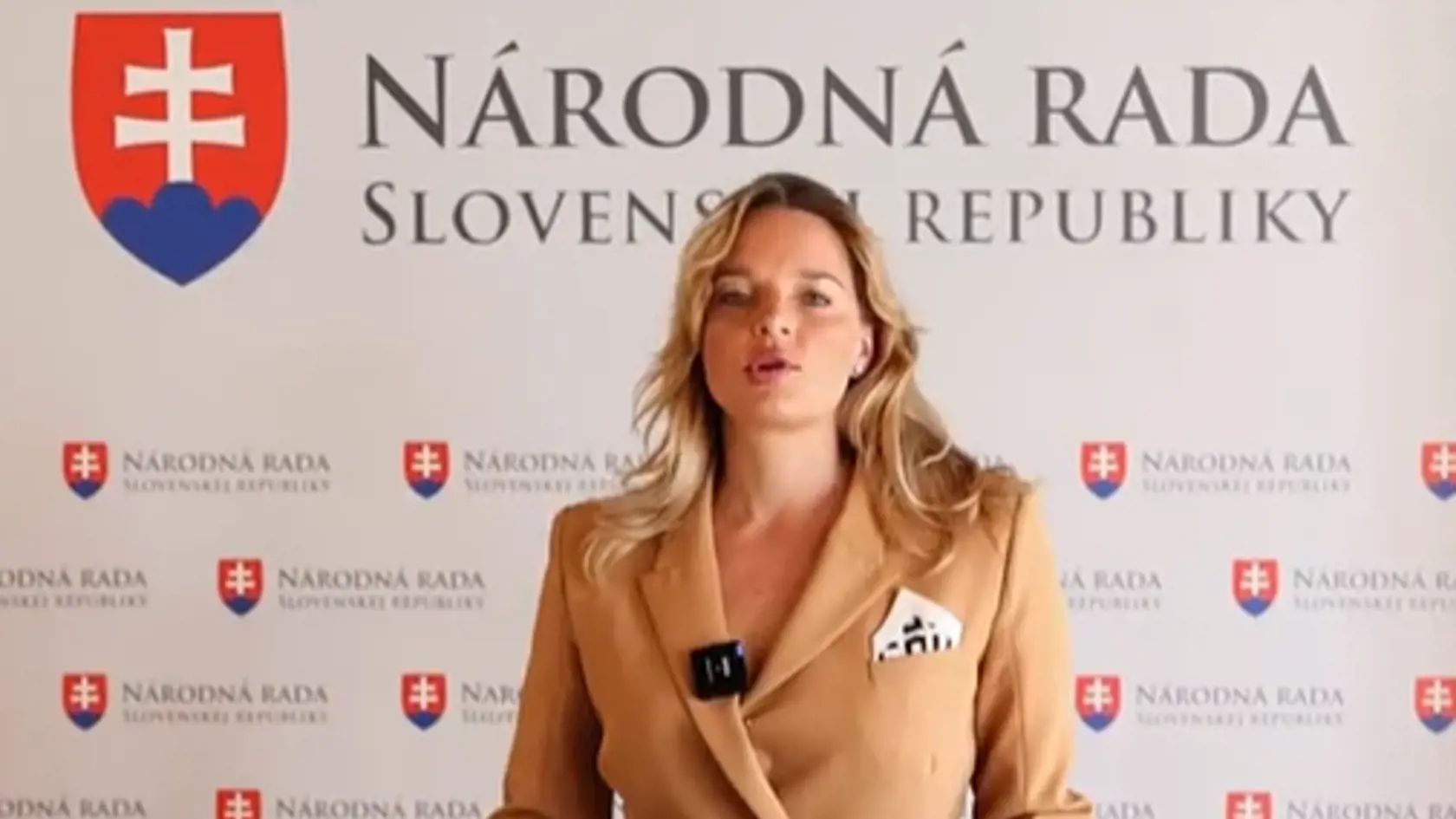 Romana Tabak (SNS) zavesila na svojom TikTokovom profile video s virálnym trendom. Každá veta začína slovami „Som Romana Tabak, a jasné že..." Odpovedá tak jej oponentke Jane Cigánikovej (SaS), ktorá rovnaký koncept videa vydala pred pár dňami.